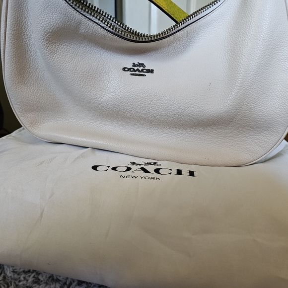 There are many brands of purses and clothing all are negotiable - Picture 8 of 16